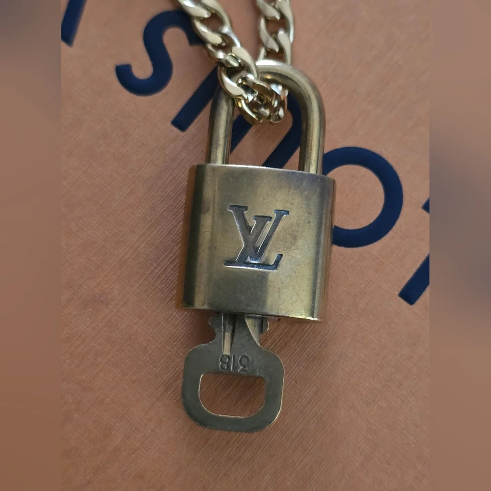🟡Authentic Louis Vuitton Gold Padlock & Key Necklace Set #318 🟡 - Picture 9 of 14